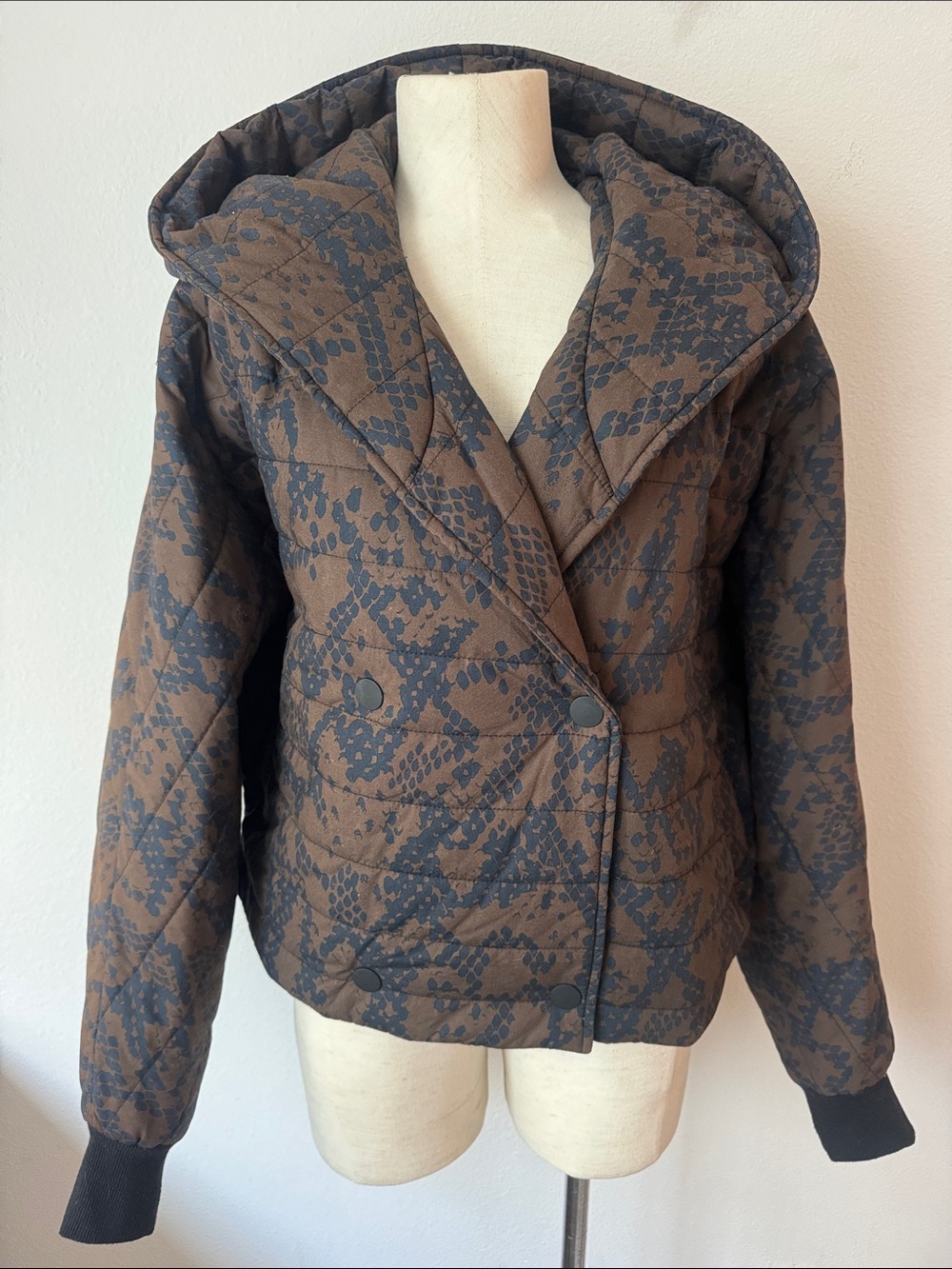 CABI Oversized Quilted Snakeskin Print Cropped Puffer Jacket w/ Large Hood | S/M